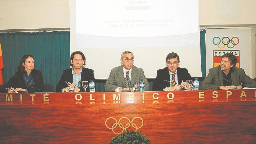 Víctor Sánchez, el cuarto por la derecha, junto al presidente del COE, Alejandro Blanco. FOTO: DT