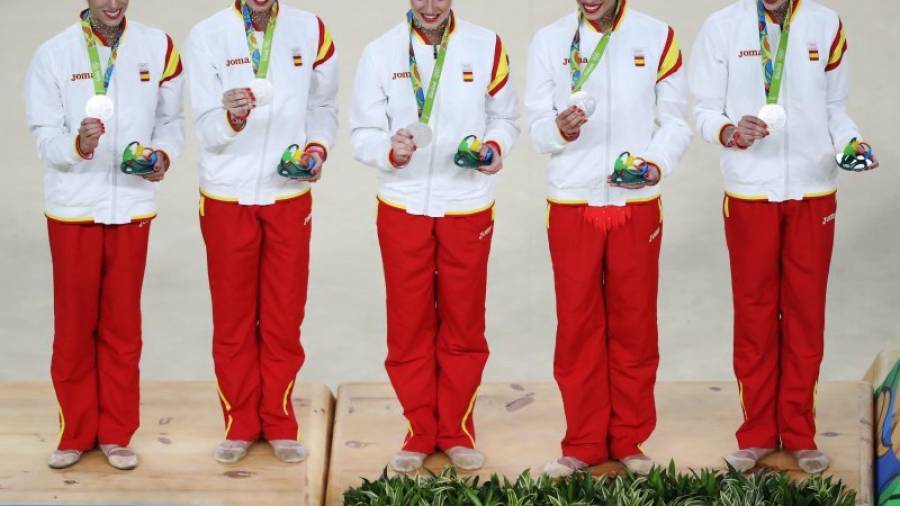 El equipo español con su medalla de plata en el podio. Foto: EFE