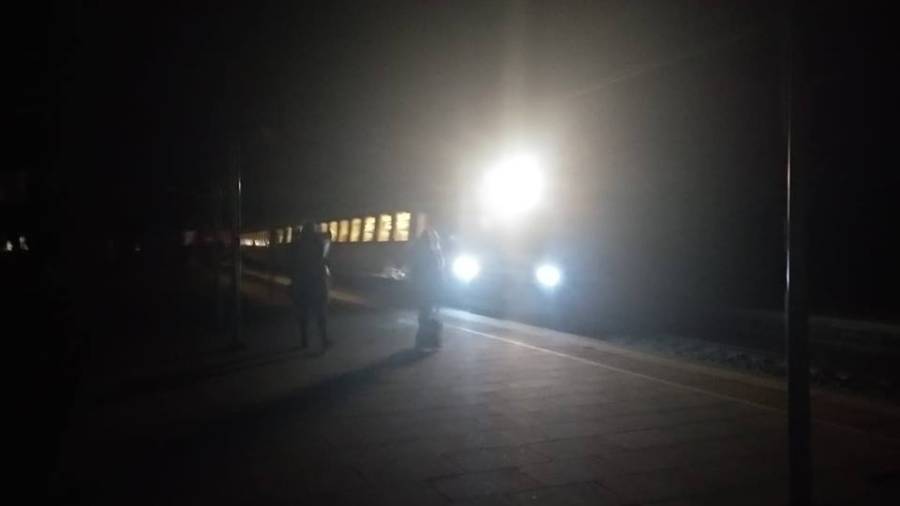 Los usuarios tienen que esperar los trenes sin luz. FOTO: CEDIDA