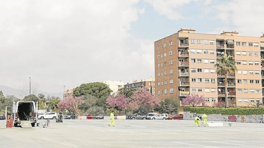 El nuevo aparcamiento de la zona de Pa&iuml;sos Catalans, con 275 plazas, se sumar&aacute; la oferta de parkings gratuitos de la ciudad como el del Vel&ograve;drom, el de la calle de Falset y el de la calle de Sor Llu&iuml;sa Estivill. FOTO: ALBA MARIN&Eacute;