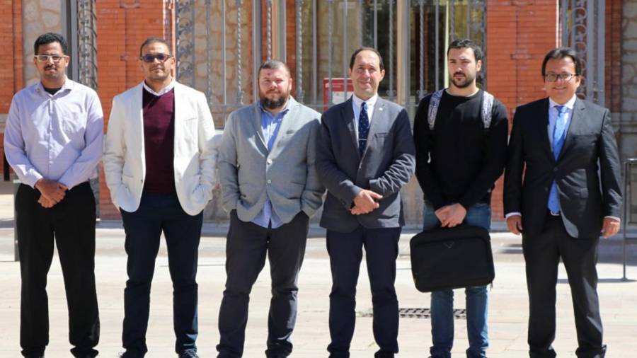 Mohamed AbdelNasser, Hatem A. Rashwan, Bogdan Nae, Domènec Puig, Pau Puig y Julián Cristiano, equipo de la empresa UP2Smart. FOTO: URV