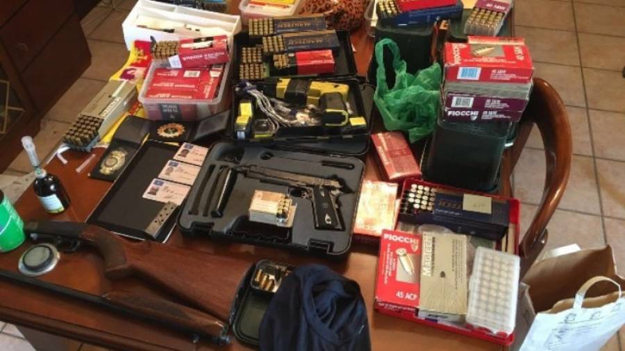 Parte de las armas y municiones que encontró la Guardia Civil en el registro de la vivienda. Foto: DT