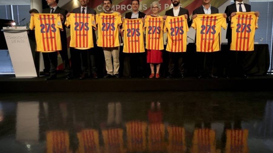 Los candidatos a la presidencia del Barça, en la firma del compromiso de apoyo al derecho a decidir. Foto: EFE