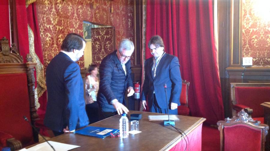 Acero, esta mañana tomando posesión ante el alcalde Josep Fèlix Ballesteros. FOTO: Octavi Saumell