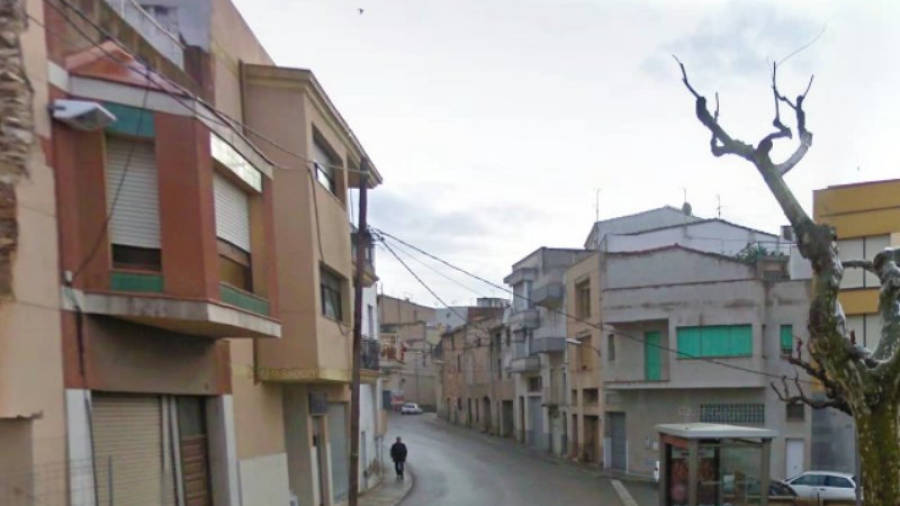 El incendio tuvo lugar en una vivienda de la calle Sant Pere de Constantí. Foto: Google Maps