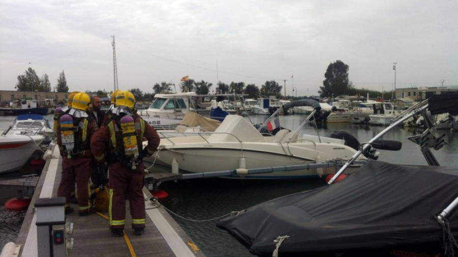 Membres del Bombers al port de Deltebre durant el simulacre d'incendi d'una embarcació a la dàrsena esportiva. Foto: ACN
