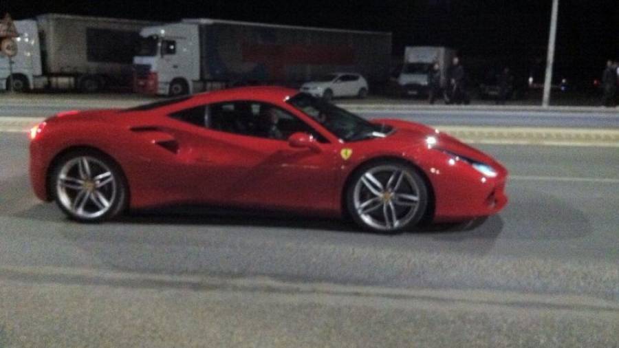 Aquest és el nou model de Ferrari que va ser gravat circulant per diferents emplaçaments de Tortosa. Foto: Ràdio Ebre