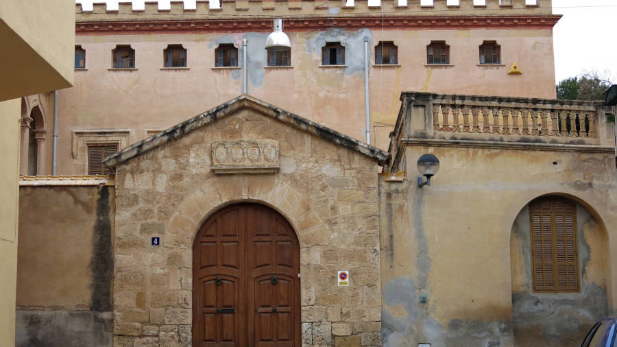 El acceso al castillo de Lloren&ccedil;.