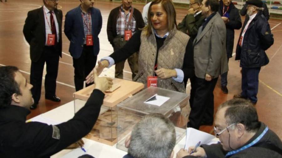 La presidenta de la Diputación Provincial de Pontevedra, Carmela Silva (PSdeG), votando el pasado 20-D. Foto: Twitter de Carmela Silva
