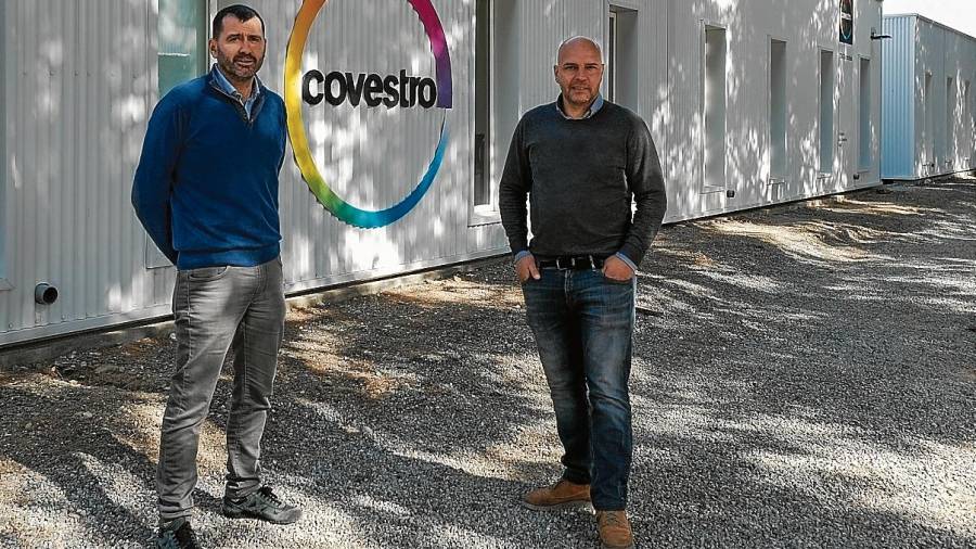 Desde la izquierda, Jaume Gol y Aitor Cornejo, junto a uno de sus proyectos en el polo petroquímico de Tarragona. Foto: Fabián Acidres.