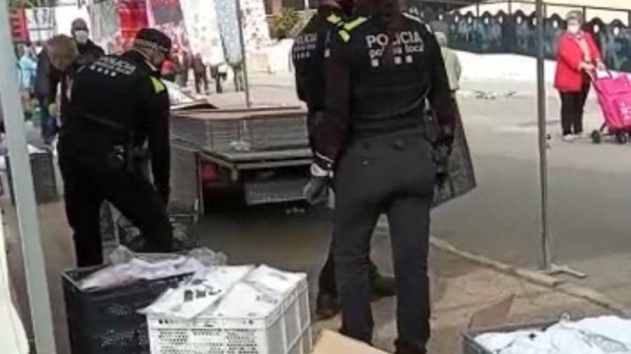 El operativo de Guardia Civil y Policía Local se desplegó contra las falsificaciones en el mercadillo de Segur. FOTO: Cedida