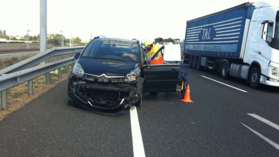 El conductor del vehicle ha resultat ferit lleu i traslladat a l'hospital de Sant Joan de Reus. FOTO: DT