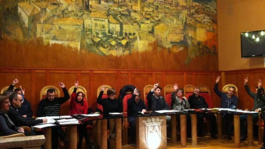 Tots els regidors del consistori montblanquí votant a favor del pressupost per al 2015. Foto: Ràdio Montblanc