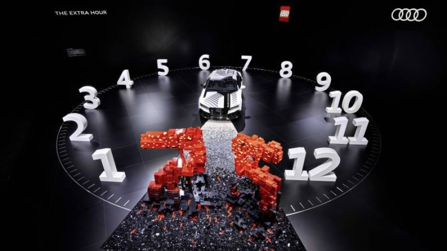 El Audi RS 7 piloted driving concept se exhibe en el centro de una esfera de reloj gigante.