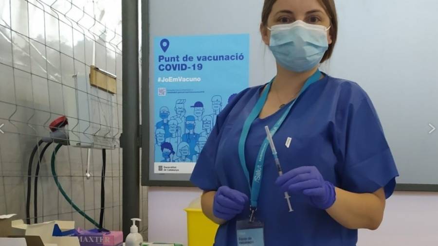 Alexandra Oana Morari, estudiante de enfermería, en el punto de vacunación de Tortosa. FOTO: URV
