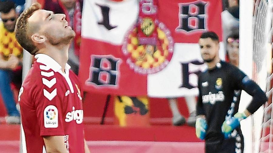 Imanol García se lamenta en el partido ante el Málaga disputado en el Nou Estadi hace dos jornadas. FOTO: Alfredo González
