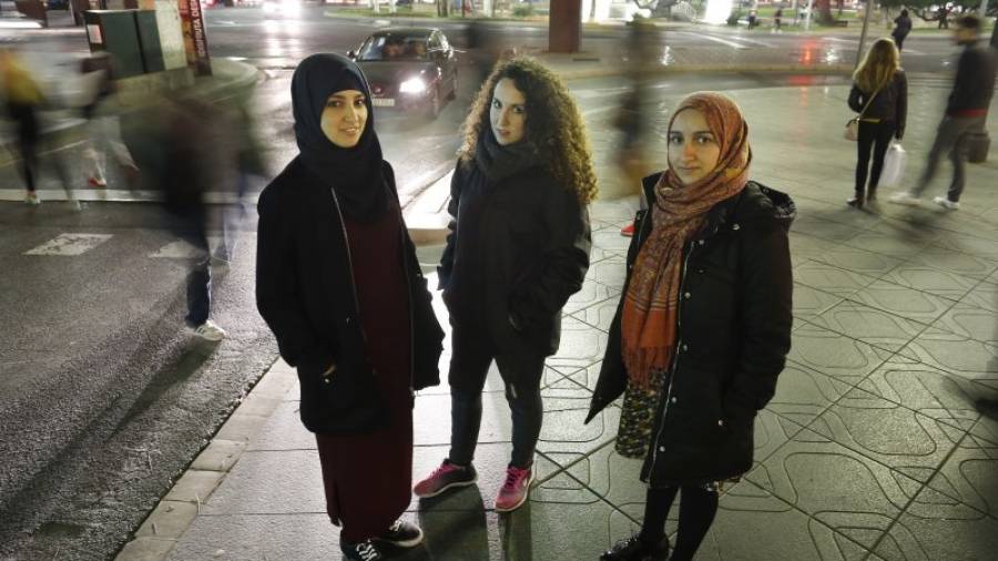 Nassira, Hakima y Màriam defienden el uso del velo y ´la libertad total de la mujer´. Foto: pere ferré