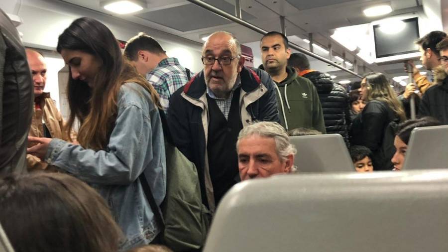 Viajeros de pie en el trayecto Barcelona-Tarragona con asientos duros. FOTO: DT