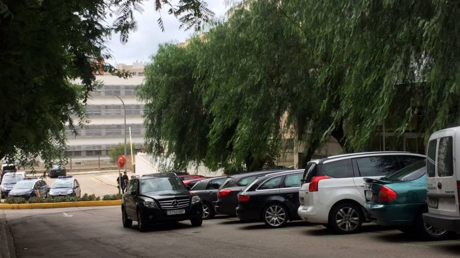 La Policía Nacional registra coches a las puertas de una escuela en Tarragona