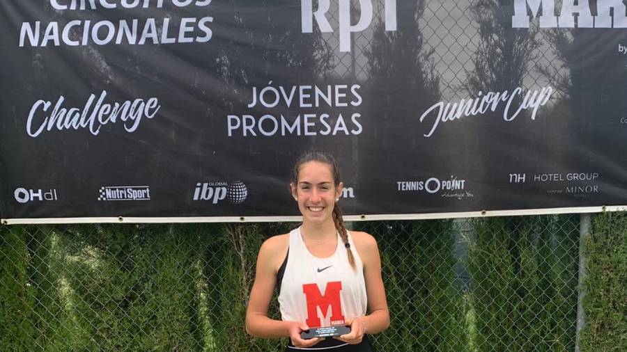 Anna Ortiz Gascó, con el trofeo de campeona. FOTO: Cedida