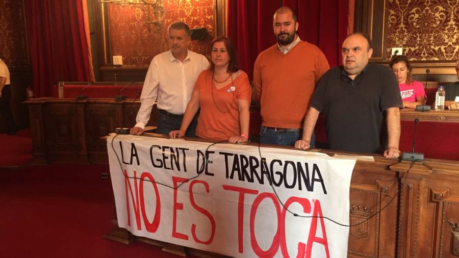 La pancarta que presideix el ple de Tarragona aquest dilluns. Foto: C.P.