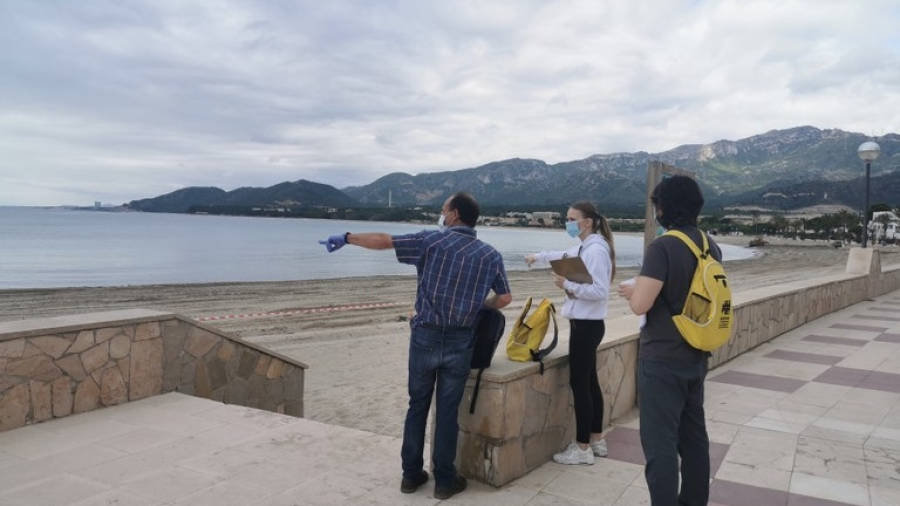 Image de informadores recibiendo instrucciones en la playa de L’Arenal. FOTO: CEDIDA
