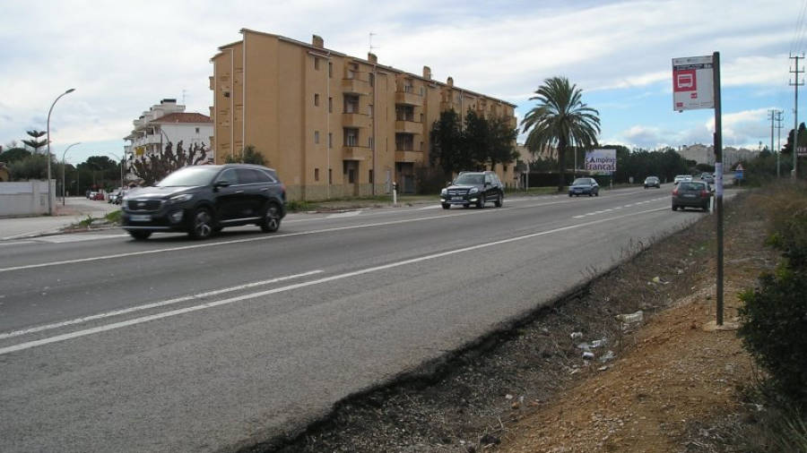 Para coger el autobús en dirección a Tarragona los vecinos deben cruzar la N-340.