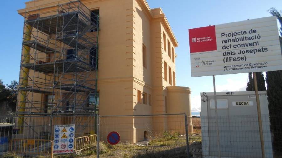 Imatge dels treballs de rehabilitació de l´edifici de l´antic convent dels Josepets d´Alcanar, ahir. Foto: j. revillas