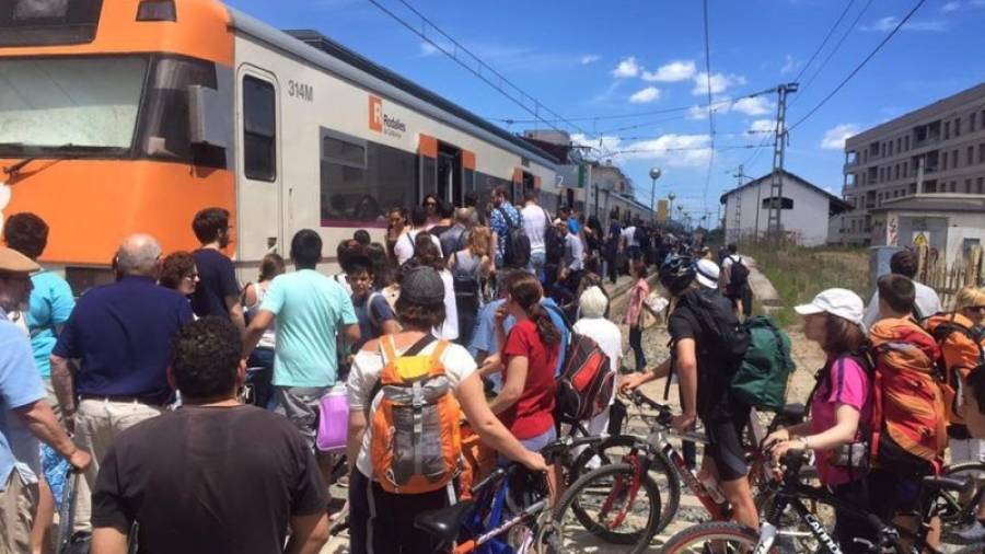 Un tren tuvo que hacer transbordo en Cambrils el 13 de junio alcanzando un retraso de cinco horas. Foto: Trens Dignes