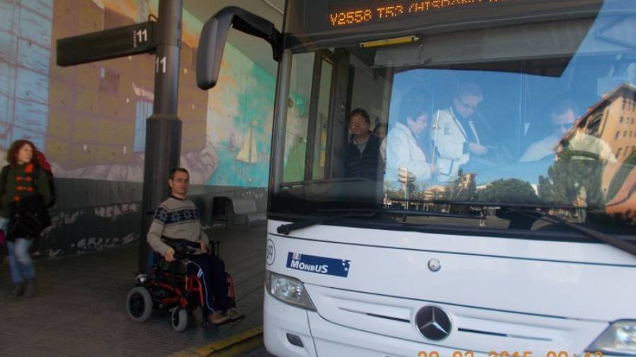 Esta foto de Carles Balañà sin poder subir al autobús publicada en Facebook inició la nueva serie de quejas sobre la línea. Foto: Cedida