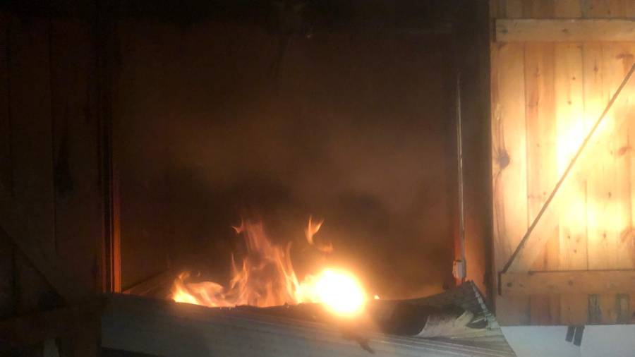 Imagen de las llamas de la casa de la calle Portalada de Altafulla. FOTO: @PoliAltafulla