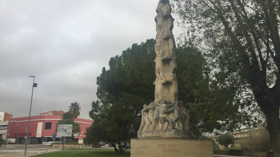 El monumento queda bajo &aacute;rboles.