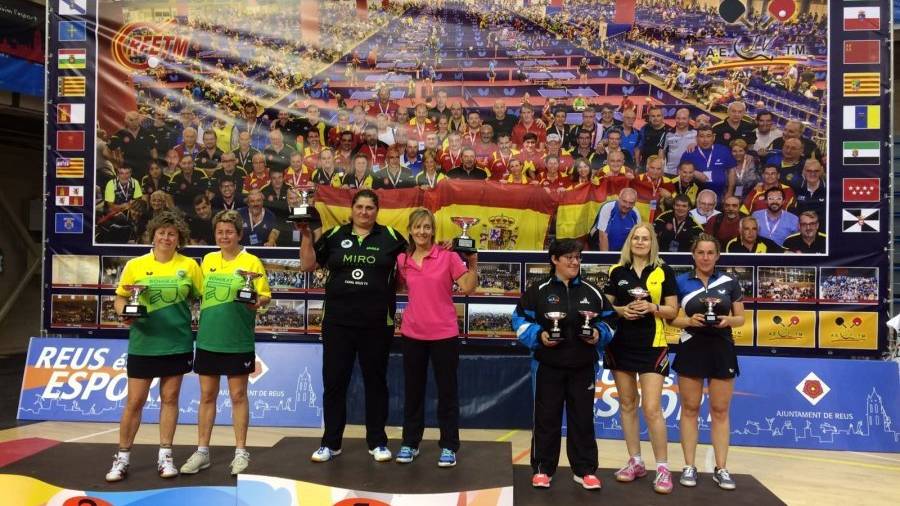 Roser Vila se proclamó campeona de España de parejas +40 y fue tercera en mixtos con Arcadi Martínez (CTT Tortosa). Magda Veciana y Svetlana Skobkina, terceras por equipos +40. FOTO:DT