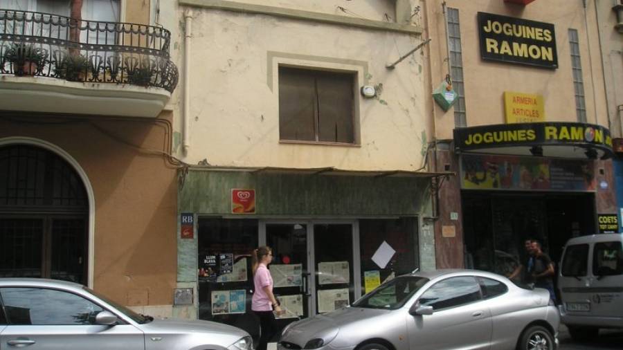 El local del antigo Bar Montserrat lleva meses cerrado y la fachada está en mal estado. Foto: JMB
