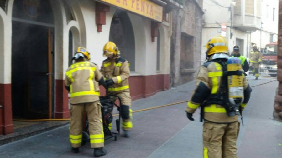 Els bombers treballen en el local que la Penya Barcelonista té en el número 21 del carrer Major d'Alcover