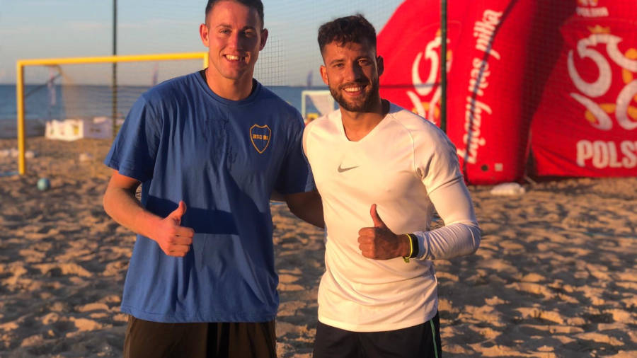 Eliott Manoud y Edu Suárez tras un entrenamiento en la playa de Gdansk, sede del torneo. FOTO: CEDIDA