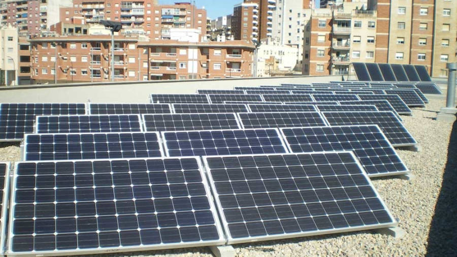 Instal·lació municipal de plaques fotovoltaiques. FOTO: CEDIDA