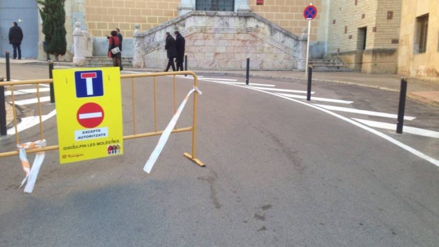 La señalización provisional que prohíbe continuar por la calle Sant Pau. Foto: CEDIDA