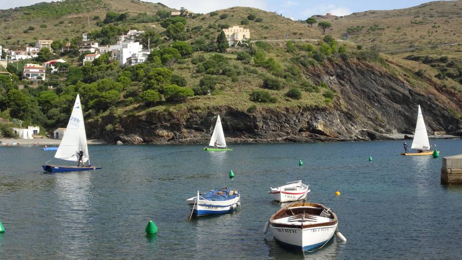 Ls velas de Calafell llenaban el paisaje de la costa catalana. FOTO: Pat&iacute; Catal&agrave; Calafell. 