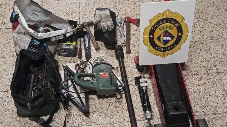 Imagen de los objetos encontrados en el coche de los dos presuntos ladrones. FOTO: Policia Local de Vila-seca