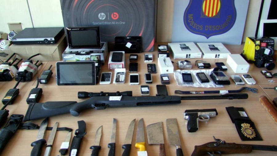 Ganivets, telèfons mòbils, càmeres de fotos i walkie talkies decomissats al grup criminal desmantellat al Camp de Tarragona entre el 3 i el 5 de febrer. Foto: ACN