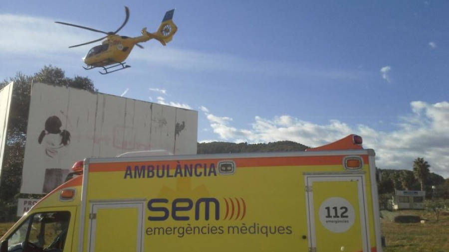 Imatge d'una ambulància i l'helicòpter medicalitzat que ha estat treballant en l'incident. Foto: Twitter @AVPCValls