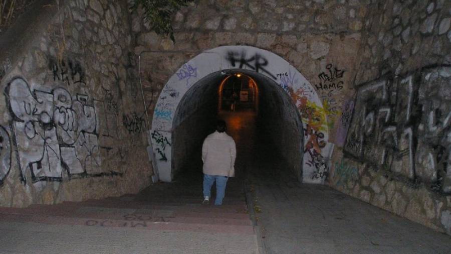 Cuando cae la oscuridad el túnel es muy inseguro para los usuarios que cruzan la vía. Foto: JMB