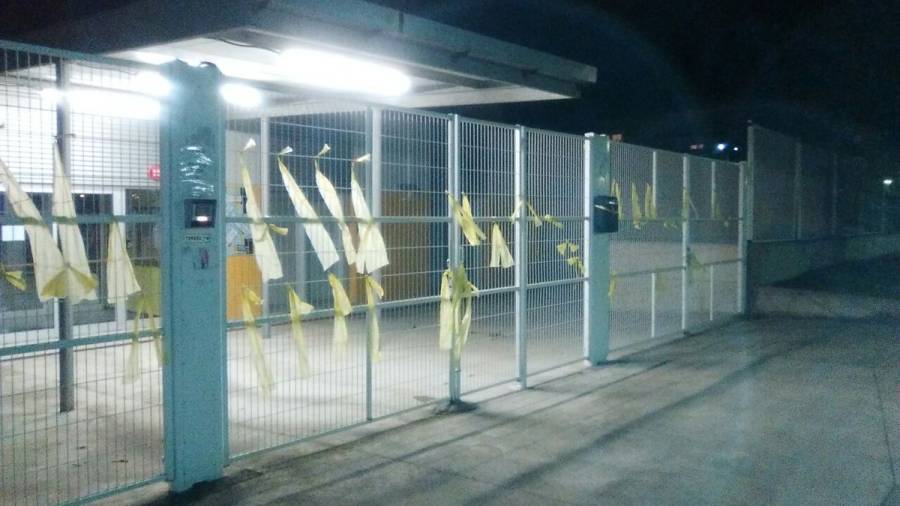 Pla general dels lla&ccedil;os grocs penjats a la tanca de l'Institut Marta Mata de Salou. FOTO: ACN