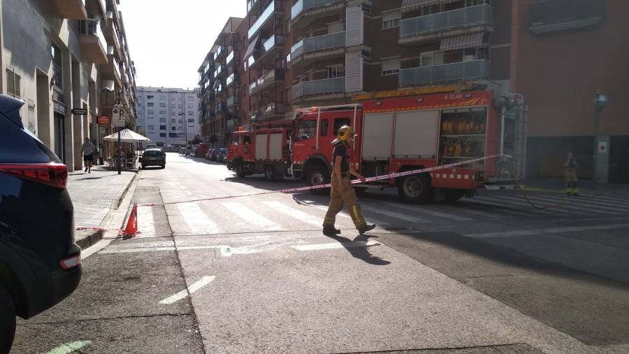 Bombers en la calle Manuel de Falla de Tarragona. FOTO: Brigitte Urzaiz