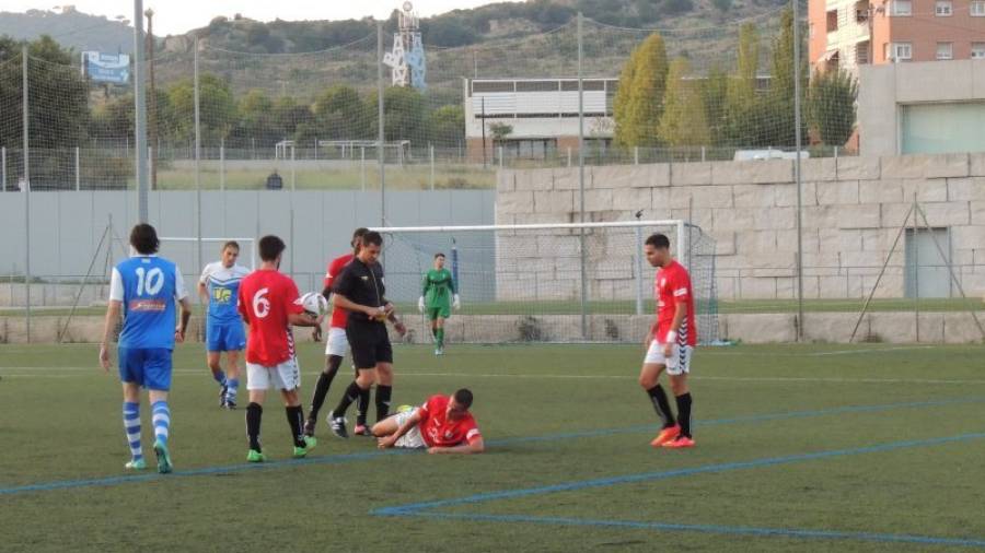 Los poblenses cayeron derrotados en el estadio de la Travesserà de la Montigalà. Foto: Albert Costa/CF Badalona