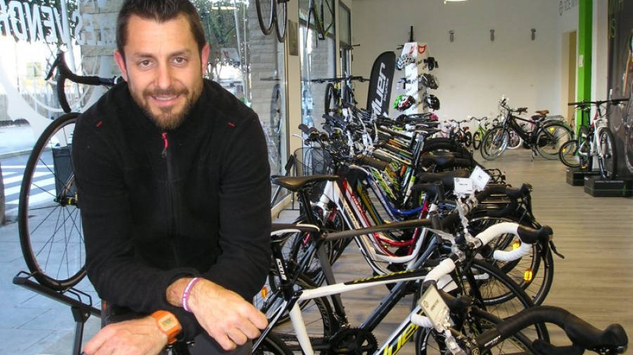Jordi Esteban regenta un comercio de bicicletas en El Vendrell y conoce muchos senderos por la zona. Foto: JMB