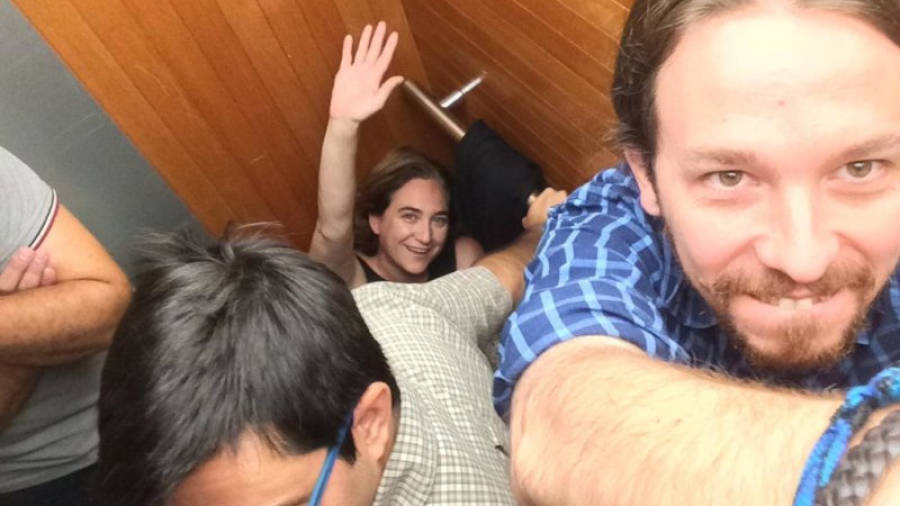 Pablo Iglesias ha publicat aquesta foto al seu compte de Twitter on se'l veu amb Ada Colau i Gerardo Pisarello a l'ascensor on han quedat atrapats durant 20 minuts. Foto: ACN/@Pablo_Iglesias_