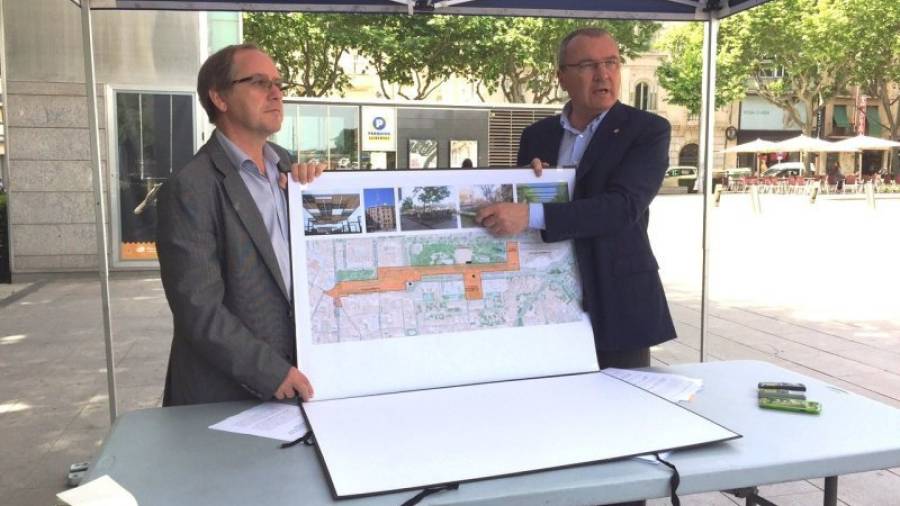 El alcalde y alcaldable de CiU, Carles Pellicer, explicando ayer su propuesta para conectar el centro con Metrovacesa. Foto: F.G