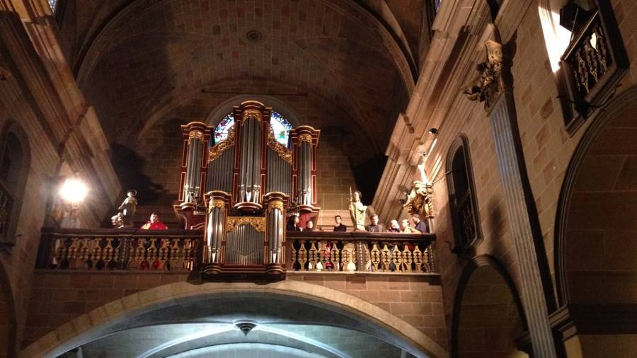 Pau Casals hizo colocal el órgano frente al altar mayor sobre la puerta de acceso al tremplo.